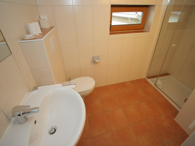 Bathroom 3, Stylish Flats in Uderns near Ski Lift, Schwaz