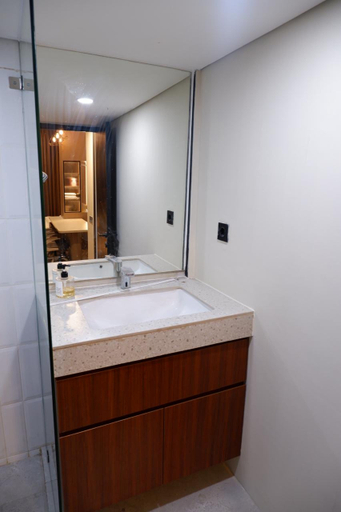 Bathroom, Yukito's Stay Apartment at Fairview Lippo Karawaci, Tangerang