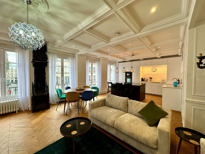 Room 2, Paradis Chic - Renovated 2 Bed Apt in Paris, Paris