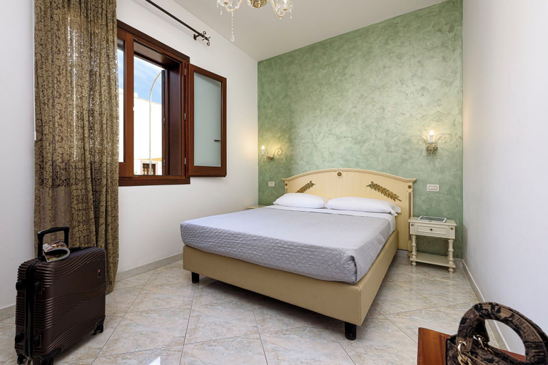 Bedroom 4, Araba Fenice, Trapani