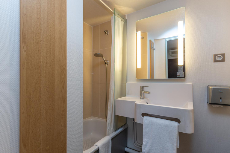 Bathroom 4, B&B HOTEL BAYONNE, Pyrénées-Atlantiques
