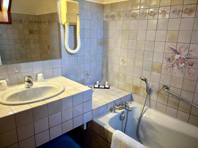 Bathroom 2, Hotel Le Manasses, Côte-d'Or