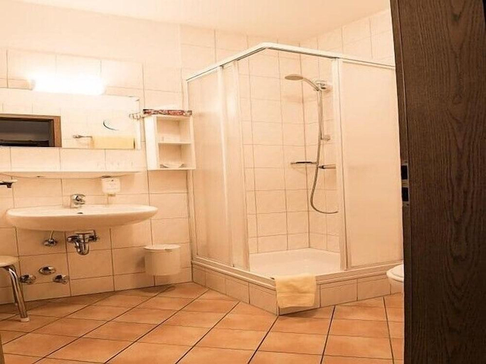 Bathroom 4, Landhotel Vierjahreszeiten, Rhön-Grabfeld