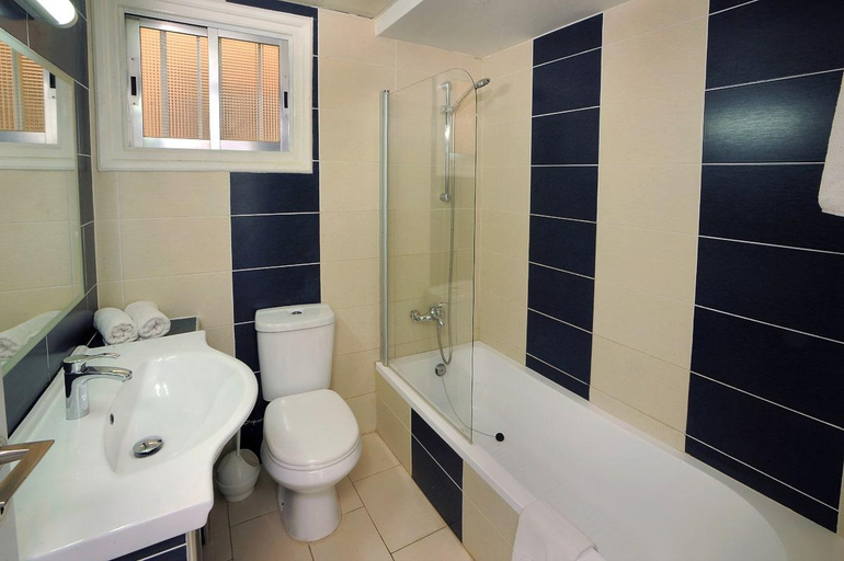 Bathroom, Mayfair Gardens Apartments