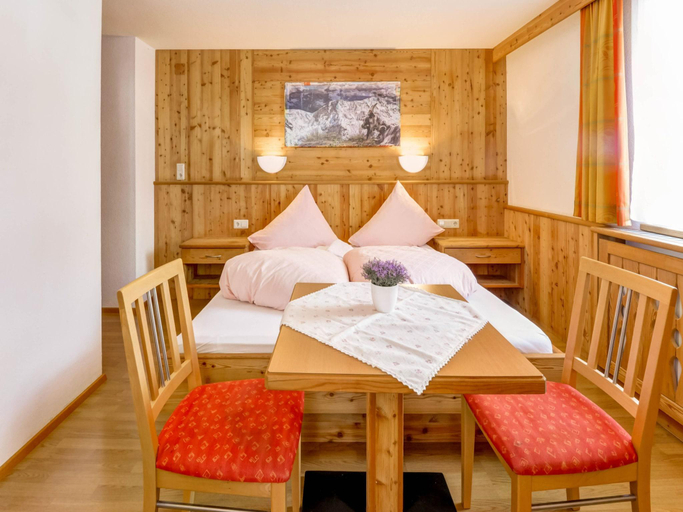 Bedroom 2, Apartment in Huben near Ski Slopes, Imst