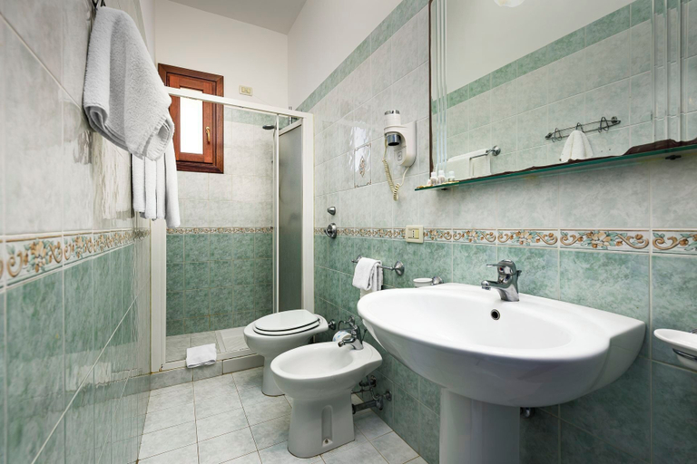 Bathroom 5, Araba Fenice, Trapani