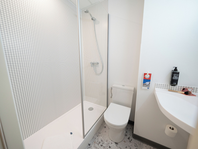 Bathroom 3, ibis budget Narbonne Est, Aude
