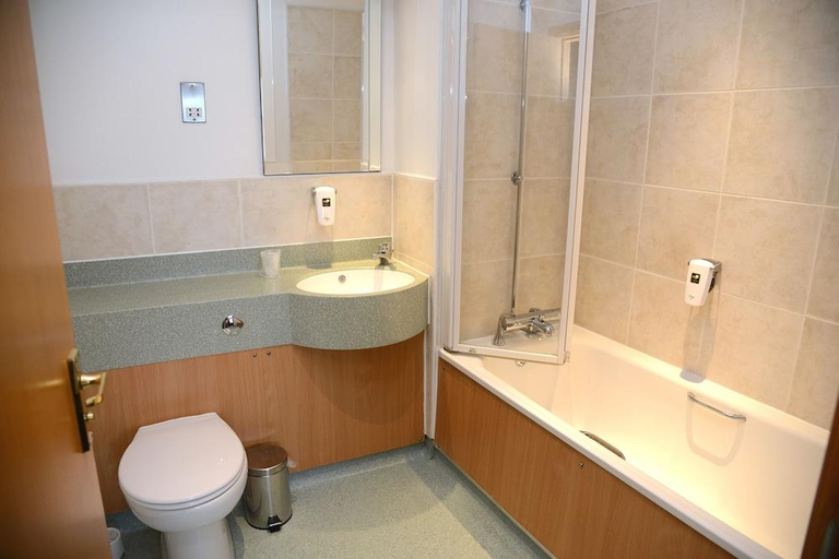 Bathroom 3, Crewe & Harpur, Derby by Marston's Inns, Derbyshire