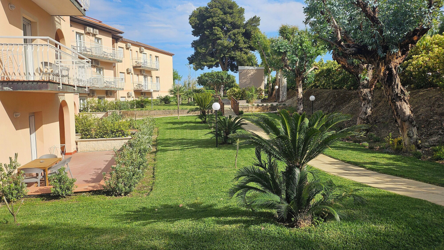 Exterior & Views 2, Residence Villa Giardini, Messina