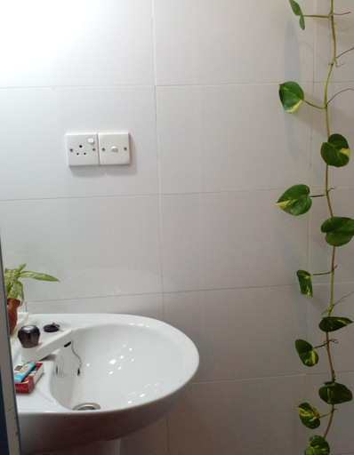 Bathroom 4, Malika's Yellow House, Hikkaduwa