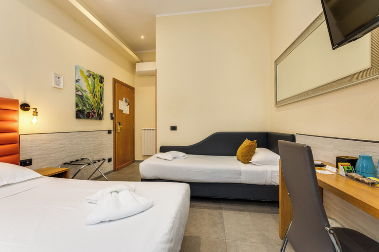 Bedroom 4, Seven, Rome