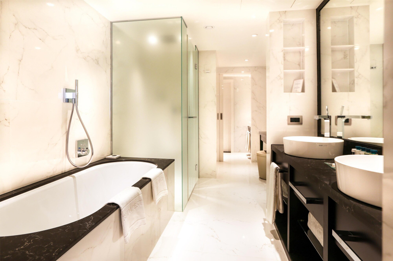 Bathroom 5, Kempinski Hotel Corvinus Budapest, Budapesti
