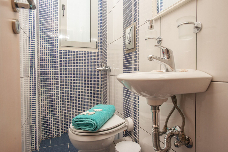 Bathroom, Evgoro Villas, Crete