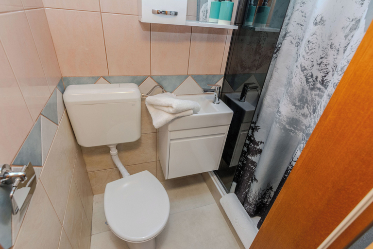 Bathroom 3, Apartments Tukara, Vir