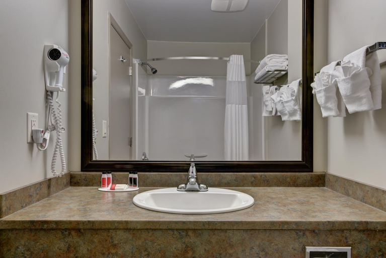 Bathroom 3, Knights Inn - Kamloops BC, Thompson-Nicola
