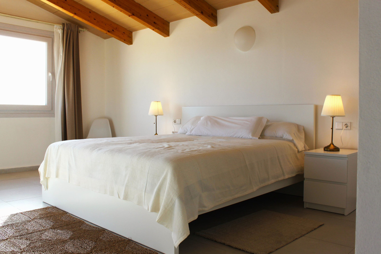 Room 3, Secretari in Montu ri, Baleares