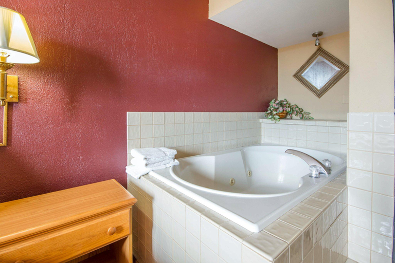 Bathroom 4, Wingate by Wyndham Sheboygan, Sheboygan