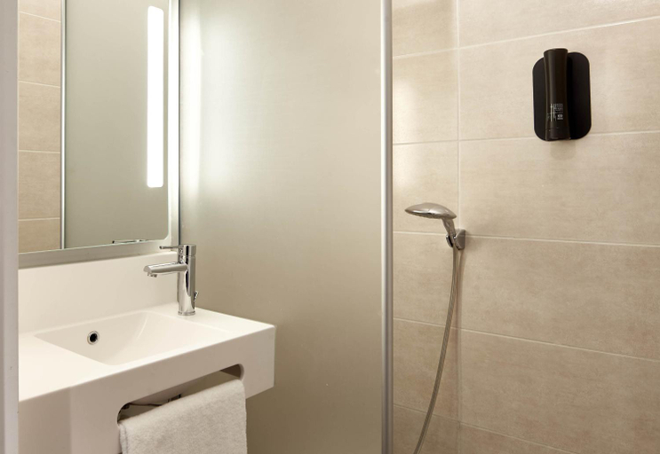 Bathroom 4, B&B HOTEL Cergy Saint Christophe, Val-d'Oise