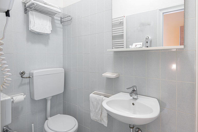 Bathroom 2, Hotel Corinna, Rimini