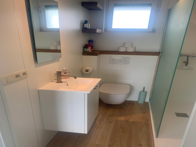 Bathroom 2, Holiday home in Heuvelland with garden, West-Vlaanderen
