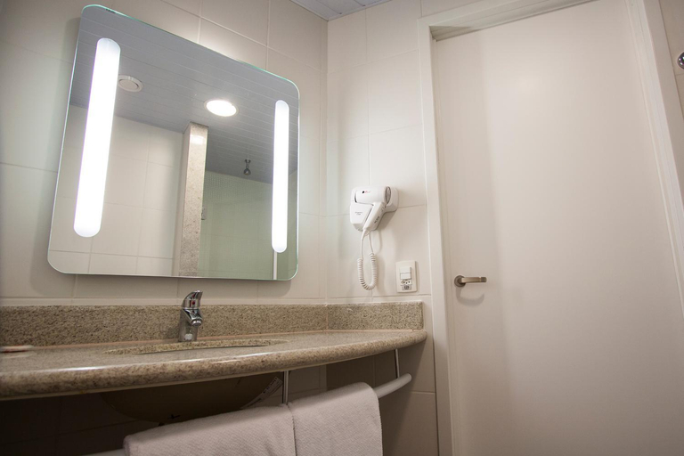 Bathroom 3, ibis Mogi das Cruzes Shopping, Mogi das Cruzes