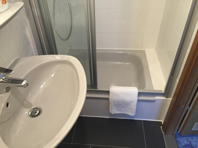 Bathroom 2, Hotel Stadt Mainz, Mainz-Bingen