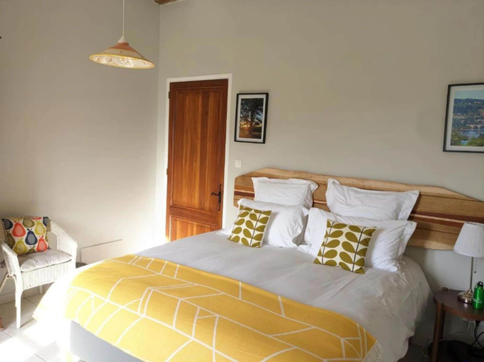 Bedroom 2, Old Presbytery Guest House, Gironde