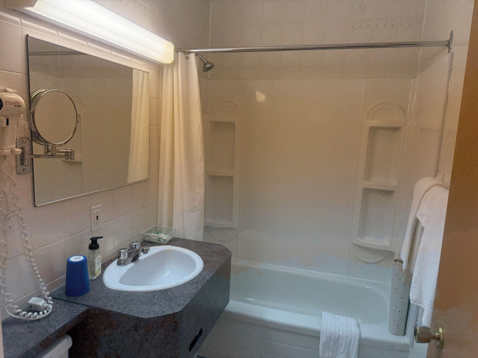 Bathroom 4, Le Campagnard, Matane