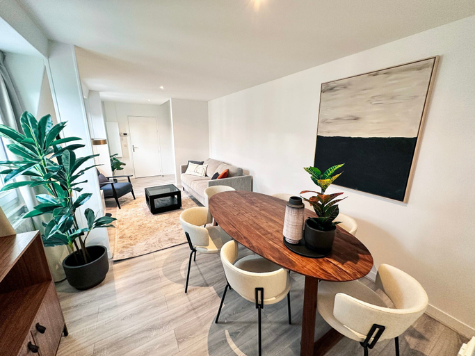Room 5, Copernic Right Luminous 2BR Apartment in Paris, Paris