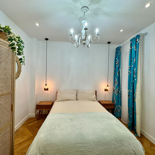 Room 4, Paradis Chic - Renovated 2 Bed Apt in Paris, Paris