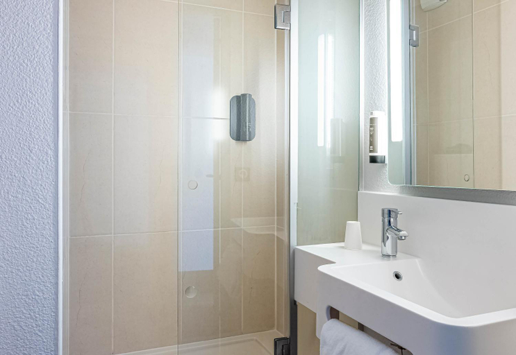 Bathroom 3, B&B HOTEL Bordeaux Sud Mios 3 etoiles, Gironde