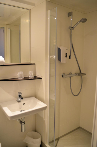 Bathroom 4, Premiere Classe Le Havre Centre, Seine-Maritime