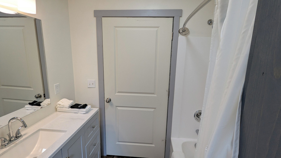 Bathroom 4, The IronHorse Inn, Rich