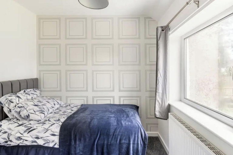 Others 5, 3 Bed House - Sleeps 5 - Parking - Garden - Wifi, Blackburn with Darwen