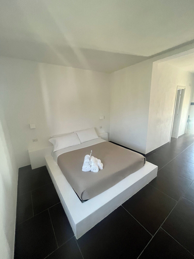 Bedroom 4, Li canali reali, Brindisi