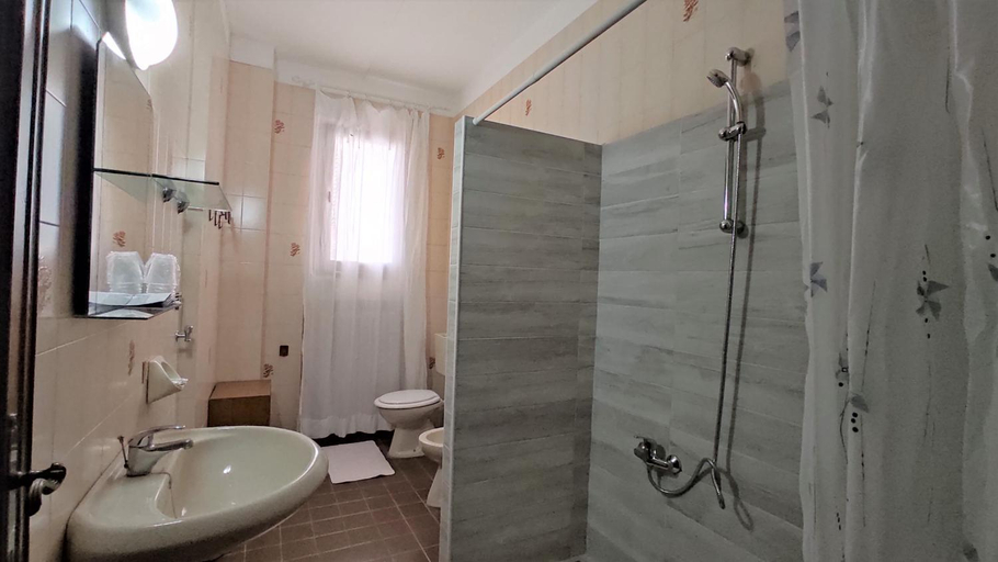 Bathroom 4, Hotel De Amicis, Rimini