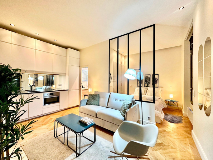 Room 2, Eiffel Tower Champs de Mars, Paris