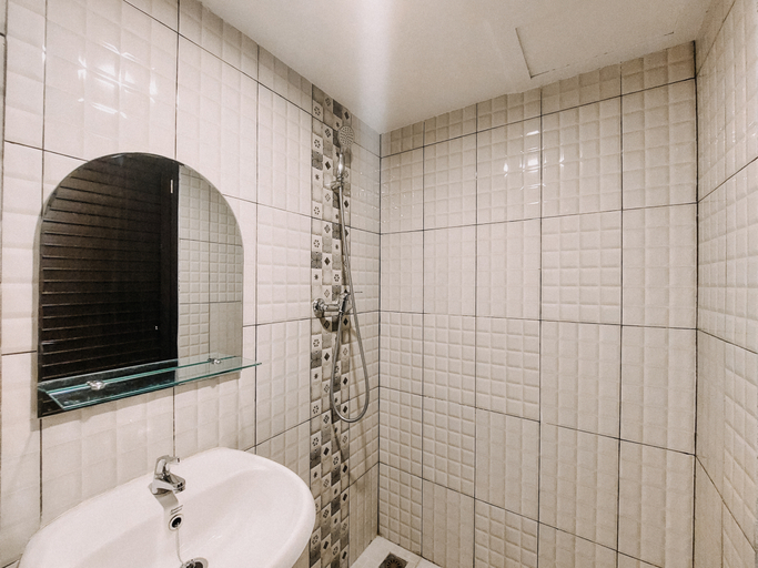 Bathroom 5, Good Place Studio at De Prima Apartment By Travelio, Medan