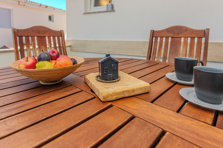 Food & Drinks, Apartments Tukara, Vir