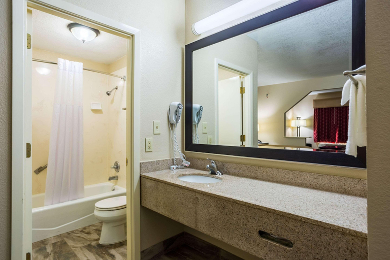 Bathroom 4, Hotel Oxford, Lafayette