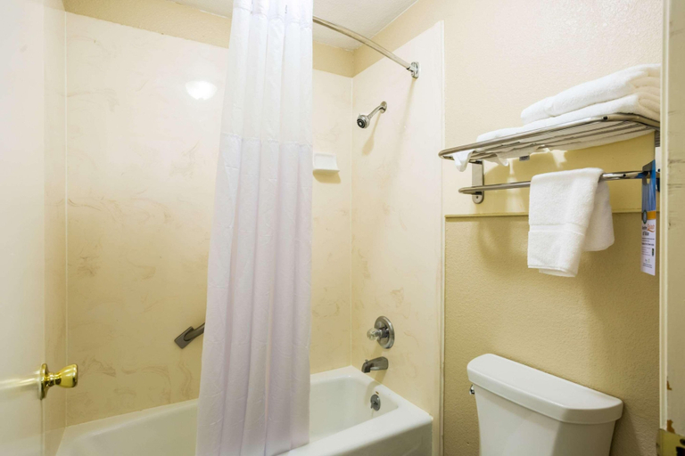 Bathroom 4, Hotel Oxford, Lafayette