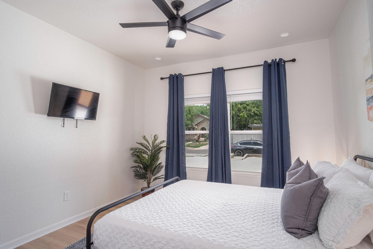 Bedroom 2, Vibrant 4br/3ba Oasis Near Happy Downtown!, Bexar