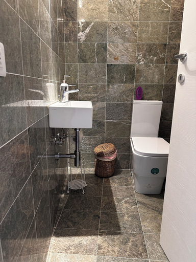 Bathroom 5, Il suono del fiume, Massa Carrara