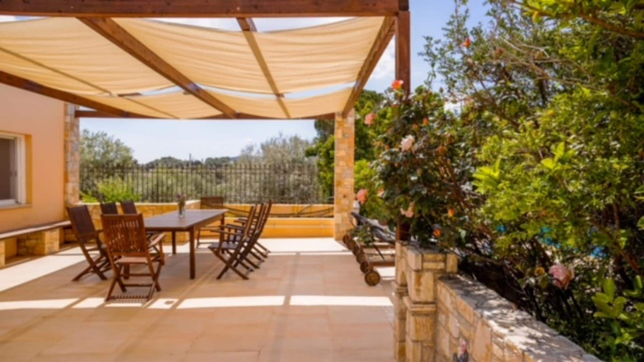 Room 2, Deluxe 5 Bdrm Villa w Pool Next to the Beach, Attica
