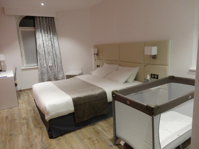 Bedroom, Hotel de la Paix, Pas-de-Calais
