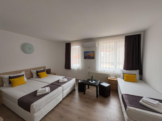 Bedroom 3, Family Hotel Flora, Zlatograd
