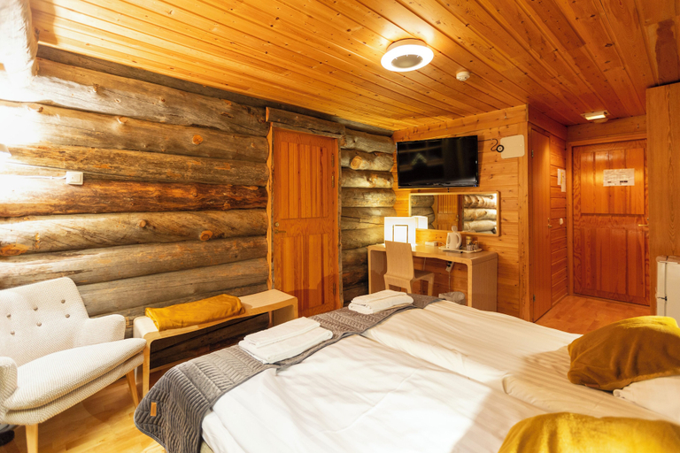 Bedroom 2, Kuukkeli Log Houses Teerenpesä, Lapland