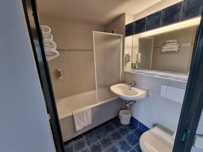 Bathroom 3, Hotel Restaurant Le Relais - Pau Nord, Pyrénées-Atlantiques