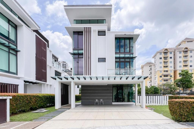 Exterior & Views
