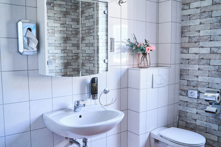 Bathroom 5, Hotel Maximo, Pinneberg